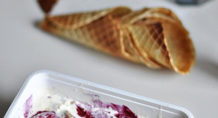 Мороженое со вкусом черничного чизкейка