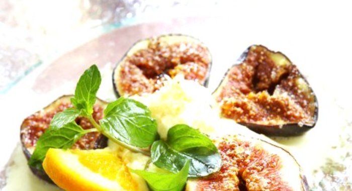 Припущенный в красном вине инжир с ванильным мороженым