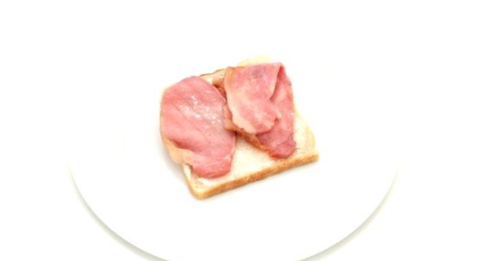 Бутерброды с копченой корейкой под хреном