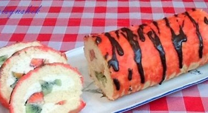 Рулет бисквитный с киви и клубникой