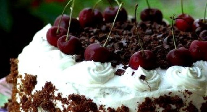Торт «Черный лес» с вишней и шоколадным кремом
