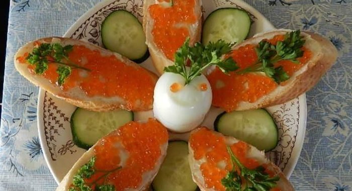 Бутерброды с красной икрой