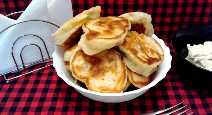 Пышные оладьи с изюмом на кефире