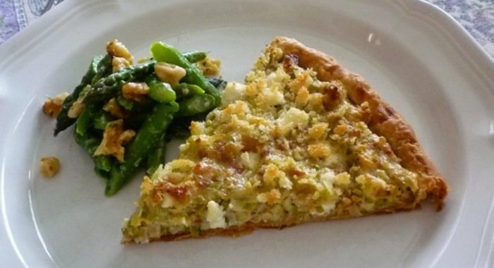 Пирог с козьим сыром, луком и фундуком