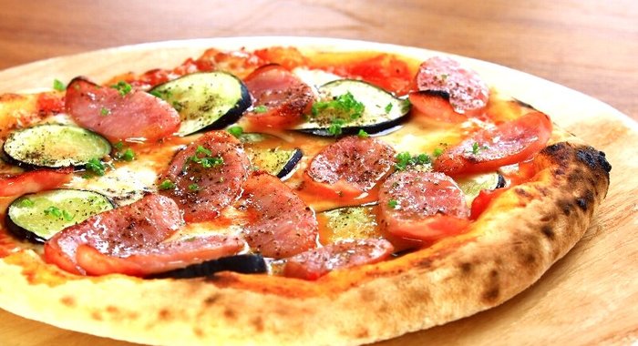 Пицца с баклажанами и колбасой