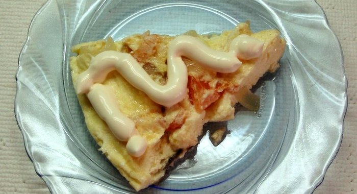 Омлет с луком и помидором