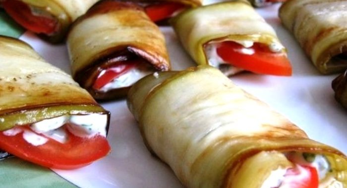 Рулетики из баклажанов с помидорами