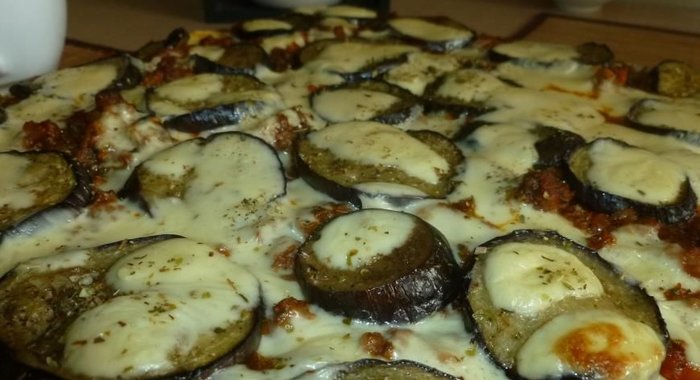 Мясная пицца с баклажанами и брынзой
