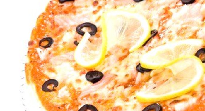 Пицца с жареной рыбой и красной икрой