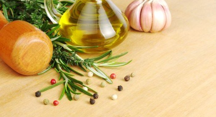 Теплая заправка с чесноком и розмарином