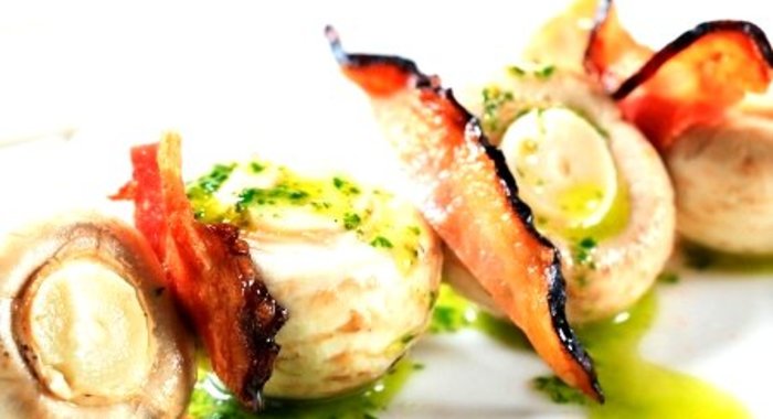 Шашлык из шампиньонов с беконом