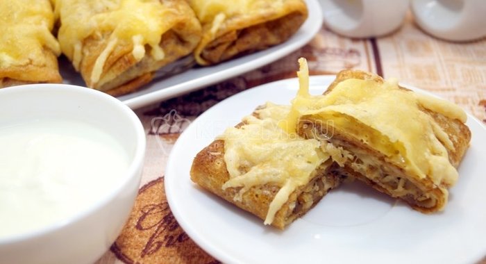 Запеченные блины с курицей и грибами