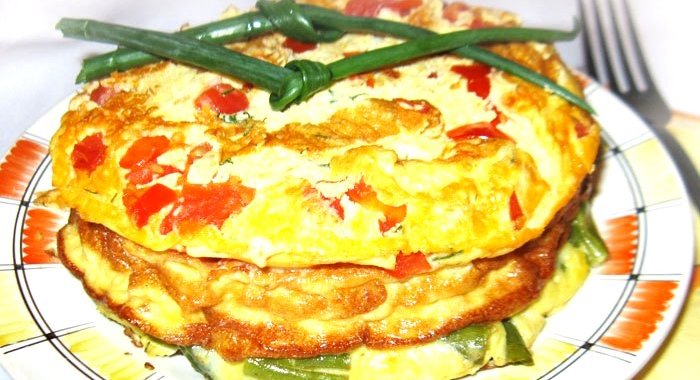 Омлет с тунцом и помидорами