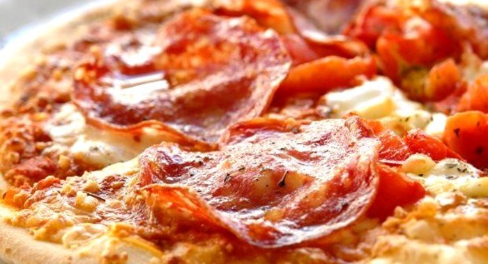 Пицца от с колбасой и маринованным луком