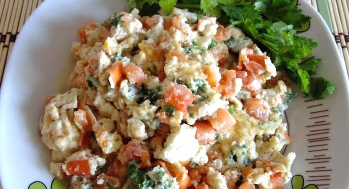 Омлет с помидорами в микроволновке