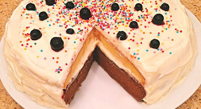 Сливочно-шоколадный торт с клубничной пропиткой