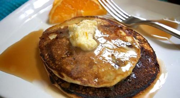 Кукурузные оладьи с черникой и апельсиновым маслом