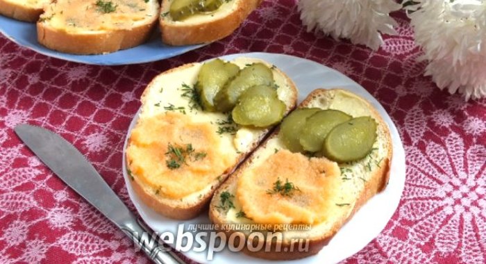 Бутерброды с икрой мойвы и горчичным маслом