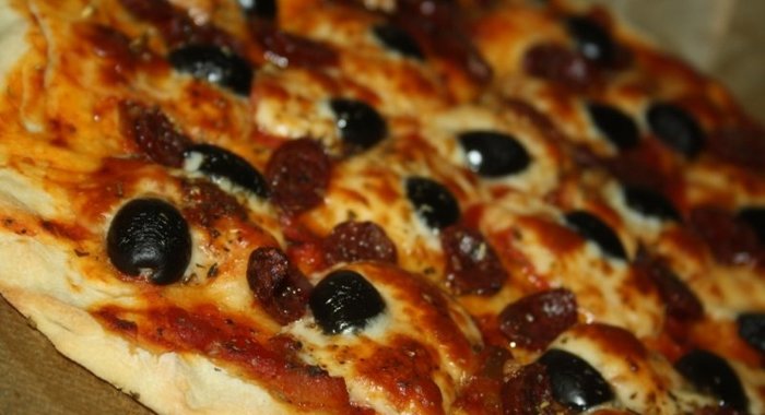 Быстропицца с охотничьими колбасками и сулугуни