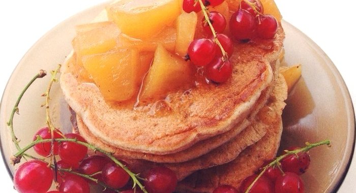 Веганские оладьи с яблочным соусом