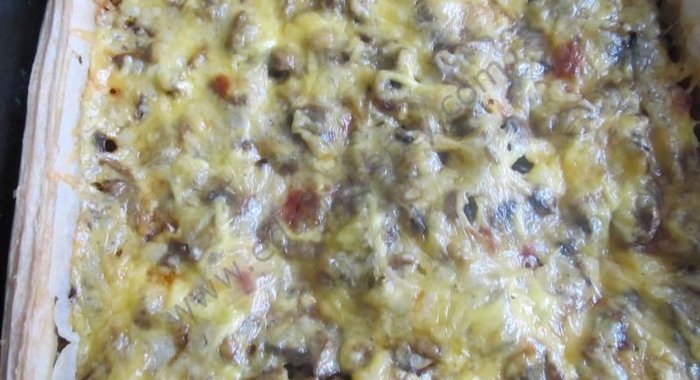 Пицца с шампиньонами колбасой и сыром