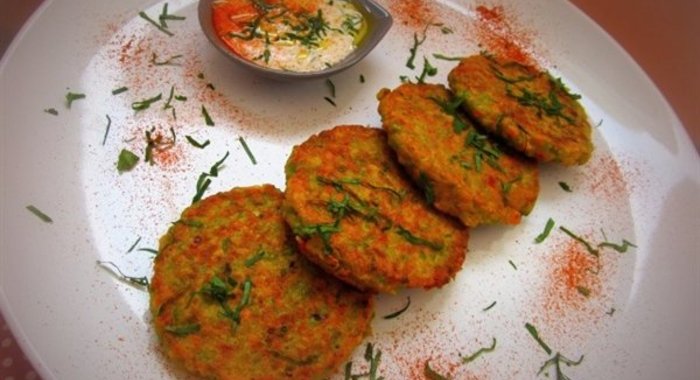 Овощные оладьи с йогуртовым соусом