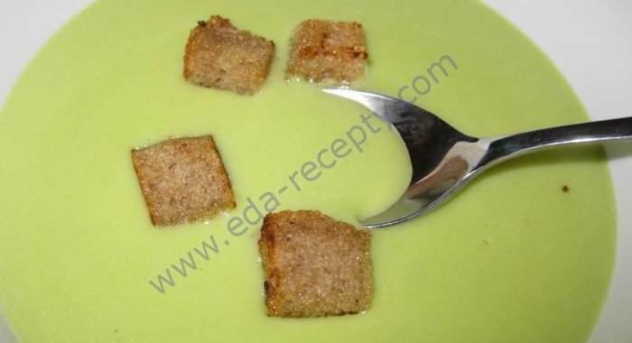 Суп-пюре из зеленого горошка с желтками