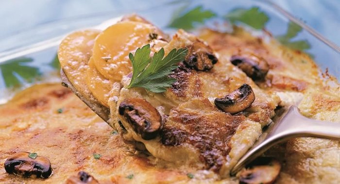 Запеканка из картофеля с грибами и сыром с голубой плесенью