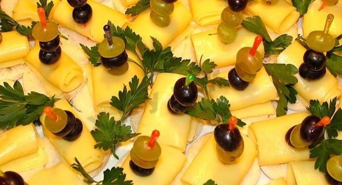 Сырно-виноградные канапе