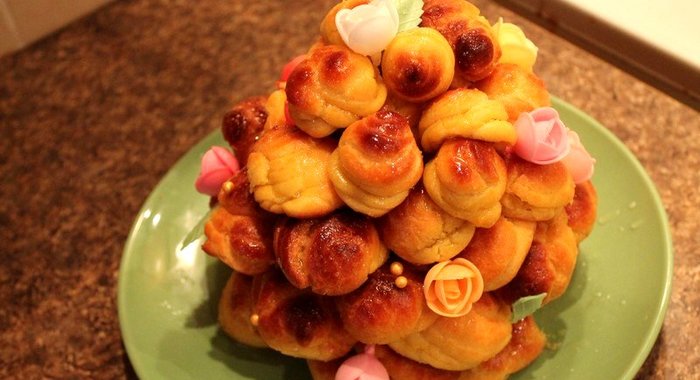 Крокембуш с манговым кремом и шампанским