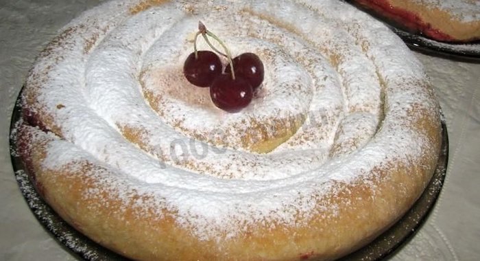 Пирог Улитка с вишней