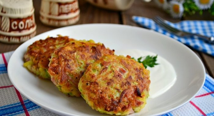 Котлеты из кабачков и картофеля с овсянкой и колбасой