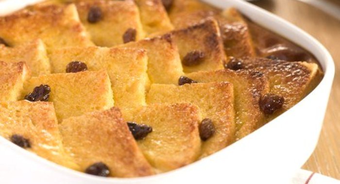 Хлебный пудинг с изюмом и корицей