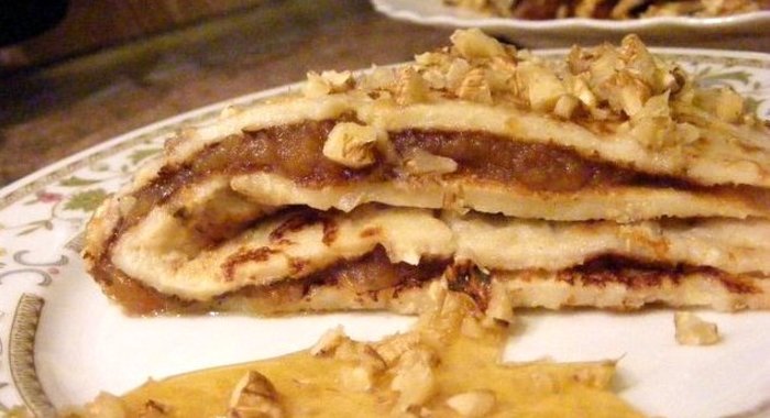 Блины с мёдом и орехами