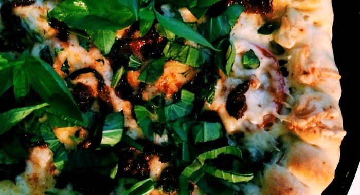 Пицца с баклажанами и вялеными томатами