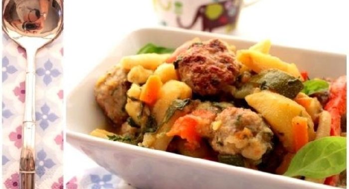 Уютное рагу из овощей и куриных котлеток