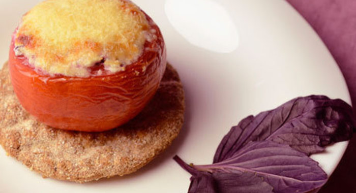 Фаршированные помидоры с творогом и базиликом