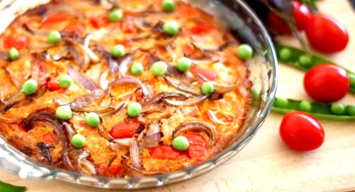 Омлет с чоризо, овсяным молоком, помидорами черри и зеленым горошком