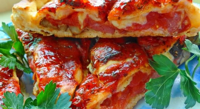 Пицца Кальцоне с копчеными колбасками и грибами