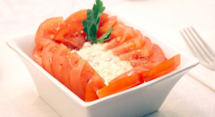 Десерт из мороженого с персиками