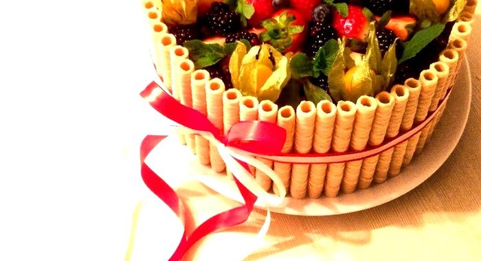 Торт «Медовик» с ягодами