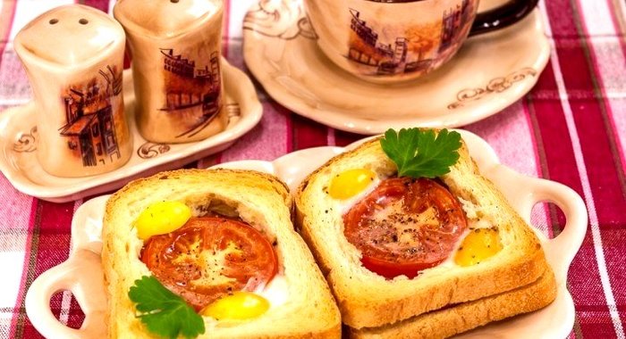 Горячие бутерброды с окороком, помидорами и яйцами