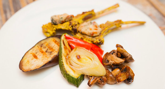 Ягненок в имбирно-йогуртовом маринаде с овощами-гриль