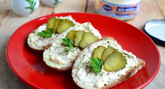 Бутерброды с горчичным маслом и икрой мойвы