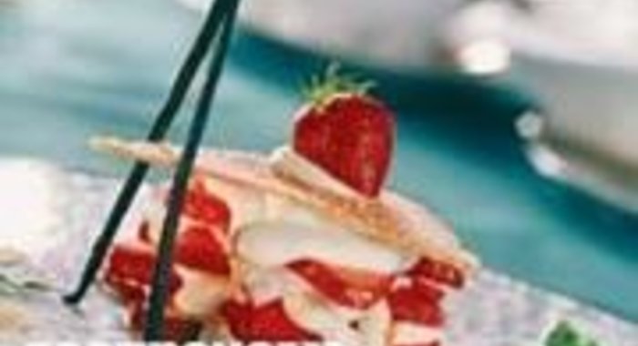 Клубника Эстерхазе, белый крем с миндалем и листьями мяты в сахаре