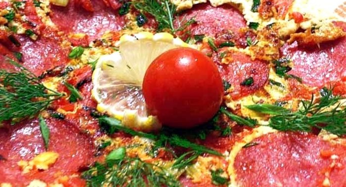 Омлет с колбасой и помидорами