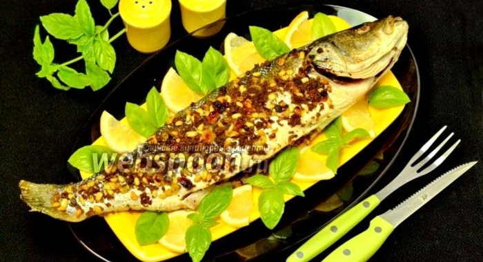 Сибас, запечённый с кедровыми орехами и хлебными крошками