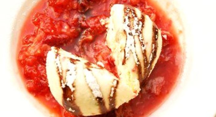 Санди с клубнично-ананасовым соусом