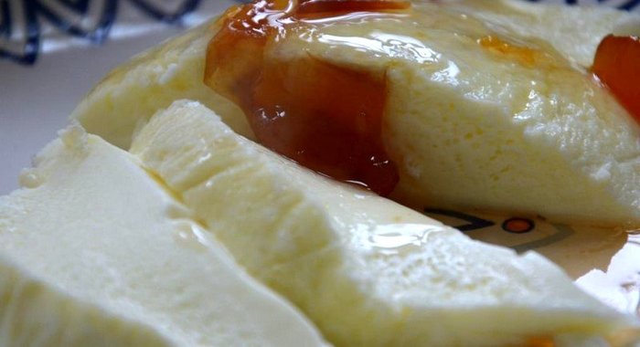 Омлет в пакете с персиковым вареньем