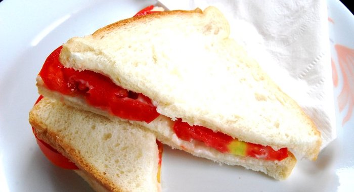 Бутерброд с помидорами